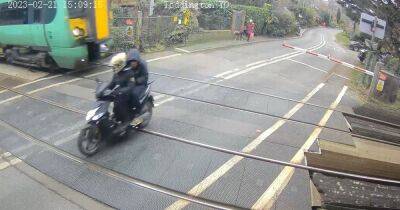 Footage captures moment moped narrowly avoided 70mph train - manchestereveningnews.co.uk - Britain