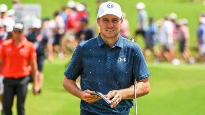 Jordan Spieth gifts fan who saved errant tee shot from going in water, helped him make cut: 'Sorry & thanks!'