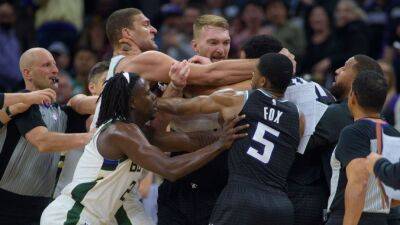 Mike Brown - Aaron Fox - Mike Budenholzer - Brook Lopez - Brook Lopez, Trey Lyles ejected after late scuffle in Bucks-Kings - espn.com - county Bucks - county Kings