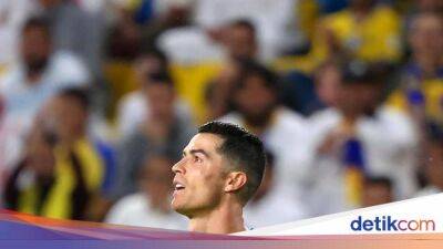 Viral Wajah Bete Ronaldo Duduk di Bench Al Nassr