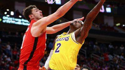 Lakers miss chance to gain ground in loss to lowly Rockets
