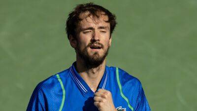 Daniil Medvedev overcomes bleeding thumb to beat Alejandro Davidovich Fokina and reach Indian Wells semis