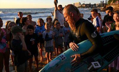 Australian surfs for 40 hours to smash world record - news24.com - Usa - Australia - South Africa - county Johnston