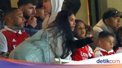 Kim Kardashian - Katie Maccabe - Europa Di-Liga - Kim Kardashian yang 'Gila' Arsenal - sport.detik.com
