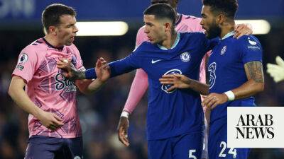 Simms strikes late as Everton earn valuable draw at Chelsea