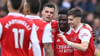 Arsenal swat away managerless Crystal Palace to go eight clear