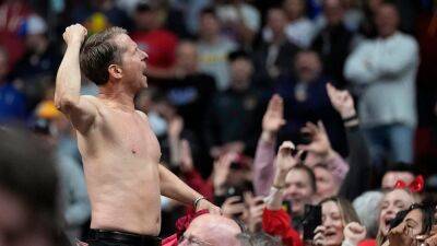 Arkansas' Eric Musselman goes shirtless to celebrate upset win over Kansas