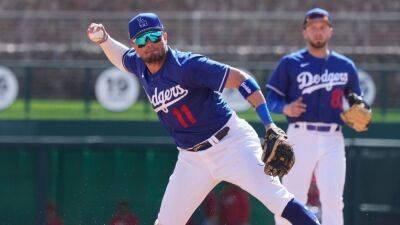 Miguel Rojas to withdraw from WBC, focus on Dodgers SS role