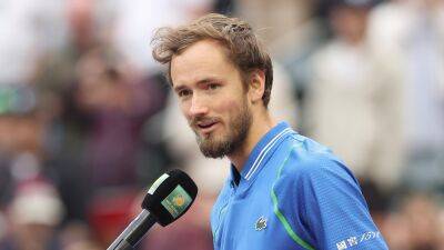 Daniil Medvedev makes fans laugh with 'toxic relationship' comments on Indian Wells courts after loss to Carlos Alcaraz