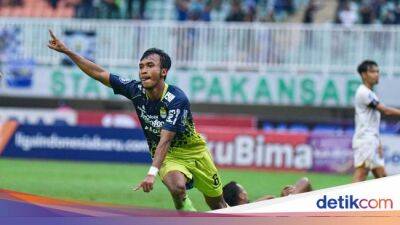 Dewa United - Luis Milla - Marc Klok - Robi Darwis - Persib Bandung - Kemenangan Persib Tak Puaskan Luis Milla - sport.detik.com