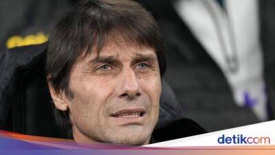 Antonio Conte - Tottenham Hotspur - Liga Inggris - Viral Antonio Conte Naik Pesawat Ekonomi - sport.detik.com