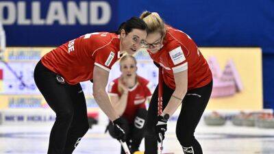 Kerri Einarson - Switzerland leave it late to remain unbeaten in World Curling Championships with win over Canada - eurosport.com - Germany - Denmark - Switzerland - Italy - Scotland - Usa - Canada - Norway - New Zealand - South Korea