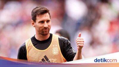 Senyum Messi 'Dikepung' Ratusan Orang