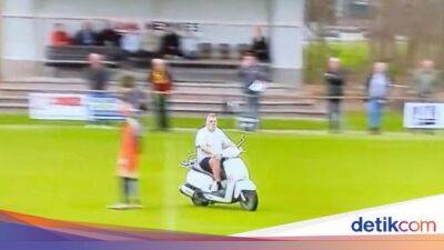 Pria Ini Marah, Naik Motor Masuk Lapangan Ganggu Pertandingan Bola - sport.detik.com