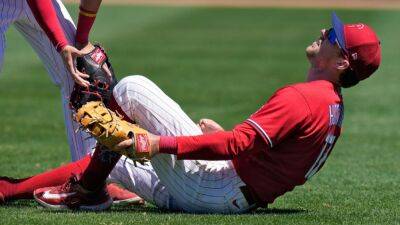 Phillies expect Rhys Hoskins to miss season after tearing ACL