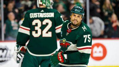 NHL star Ryan Reaves has wild reaction to smelling salts on bench - foxnews.com