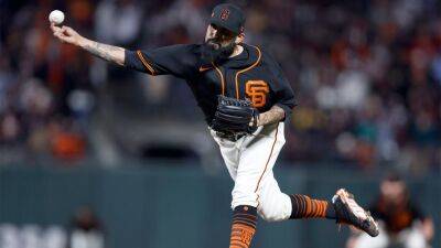 Giants fans send off three-time World Series champion with standing ovation in final career game