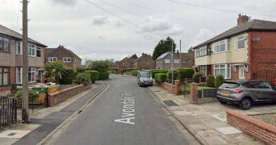 Man attacked in street by gang armed with weapons - manchestereveningnews.co.uk - Manchester