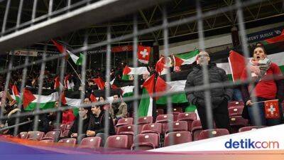 Viral Fans Swiss Bentangkan Bendera Palestina saat Hadapi Israel - sport.detik.com - Switzerland - Israel