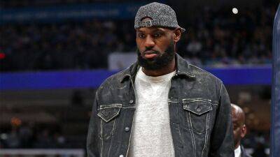 LeBron James suffered tendon injury in foot, will be reevaluated in three weeks as Lakers make playoff push