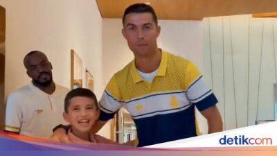 Cristiano Ronaldo - Mimpi Bocah Suriah Ini Terwujud: Bertemu, Dipeluk, dan Tonton Ronaldo - sport.detik.com - Saudi Arabia