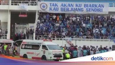 Tangis Dokter Madura United Selamatkan Ricki Ariansyah yang Kolaps - sport.detik.com