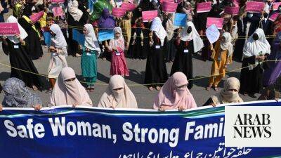 Mo Farah - Thousands of women rally in Pakistan despite legal hurdles - arabnews.com - Britain - Russia - Ukraine - Italy - Austria - Pakistan -  Karachi -  Islamabad