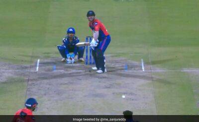 IPL 2023 - Watch: David Warner Bats Right-handed vs MI On Free-Hit. This Happens Next