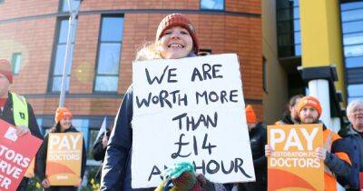 LIVE: Doctors go on strike for second day as hospital bosses raise concerns about keeping patients safe - manchestereveningnews.co.uk - Manchester