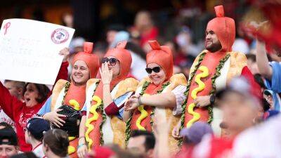 Phillies fans start stadium-wide food fight on $1 hot dog night
