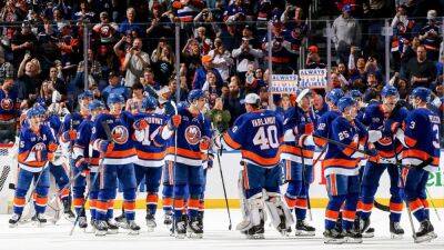 Islanders claim final playoff spot; Penguins' 16-year streak ends