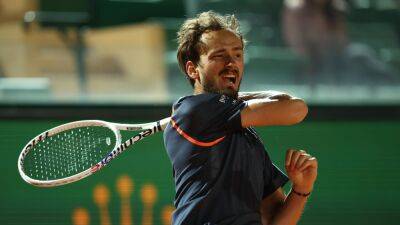 Daniil Medvedev saves two match points, overcomes jeering crowd to beat Alexander Zverev in Monte Carlo Masters thriller