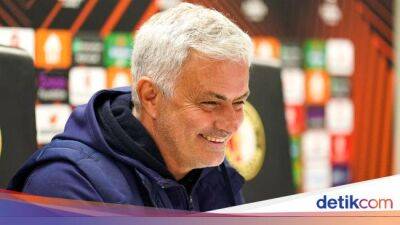 Jose Mourinho - As Roma - Saat Mourinho Kalem 'Ditantang' Wartawan - sport.detik.com -  Tirana