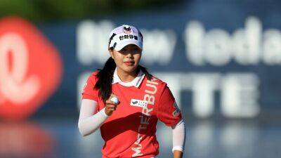 Yu Jin Sung holds narrow lead in Hawaii, Stephanie Meadow 10 shots back