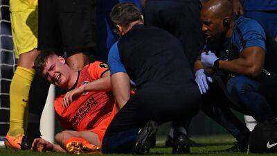 Danny Welbeck - Evan Ferguson - Young Irish star Evan Ferguson taken off injured at Stamford Bridge - rte.ie - Ireland - county Young