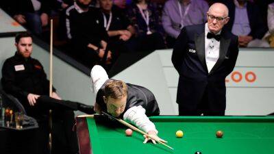 'Dock the referee a frame, he is late' - Leo Scullion leaves Ali Carter, Jak Jones waiting at World Snooker Championship - eurosport.com