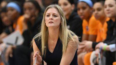 Tennessee extends women's basketball coach Kellie Harper