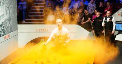 Joe Perry - Robert Milkins - World Snooker Championship halted as Just Stop Oil protests cause Crucible chaos with orange powder stunt - dailyrecord.co.uk - Britain - Scotland