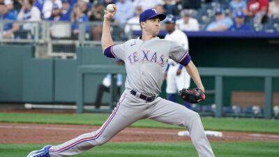 Rangers' Jacob deGrom exits with right wrist soreness