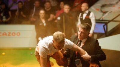 Joe Perry - Mark Allen - Robert Milkins - World Championship snooker protest: Joe Perry in a 'state of shock' when match with Robert Milkins disrupted - eurosport.com - county Perry