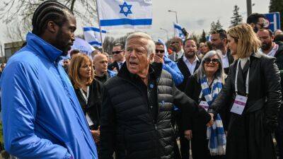 Robert Kraft - Patriots' Robert Kraft joined by Meek Mill for Holocaust march - espn.com - Poland