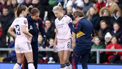 Vivianne Miedema - Alessia Russo - Leah Williamson - Katie Zelem - Leah Williamson suffers World Cup injury scare as Manchester United beat Arsenal to extend lead in Women’s Super League - eurosport.com - Manchester - Denmark - Australia - China - New Zealand - Haiti