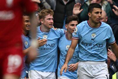 Manchester City hammers Liverpool to keep pressure on Arsenal