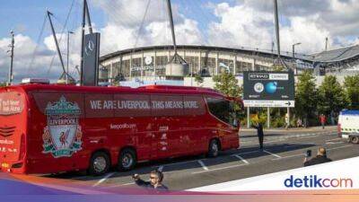 Bus Liverpool Dilempar Bata Usai Melawan Manchester City