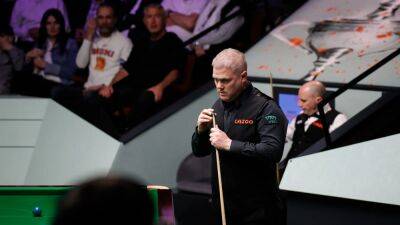 Robert Milkins holds nerve to beat Joe Perry in final-frame decider