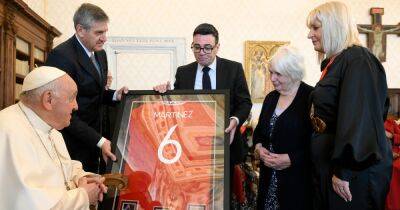 Andy Burnham - Greater Manchester - The Pope presented with signed Lisandro Martinez Manchester United shirt by Mayor Andy Burnham - manchestereveningnews.co.uk - Netherlands - Spain - Argentina -  Martinez - Vatican - county Rogers