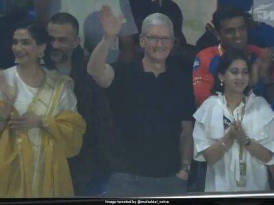 David Warner - Jason Roy - Nitish Rana - "Please Send An iPhone": Internet Delivers Gems As Apple CEO Tim Cook Watches IPL 2023 Game With Sonam Kapoor In Delhi - sports.ndtv.com - India -  Delhi -  Mumbai -  Kolkata