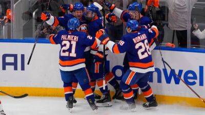 Islanders score 4 goals in span of 2:18, breaking playoff record