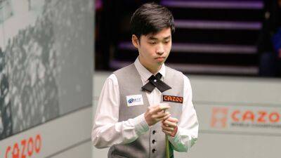 Si Jiahui eases into quarter-finals at the Crucible