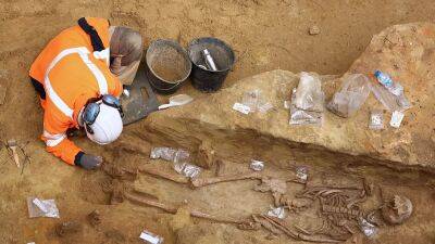 'No one has seen it since antiquity': Archaeologists uncover ancient necropolis near Paris metro - euronews.com - France